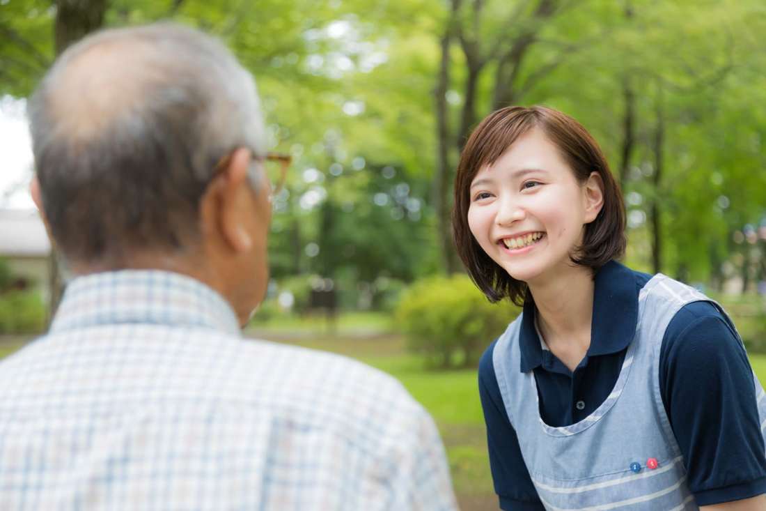 年配の方と笑顔で話すスタッフ