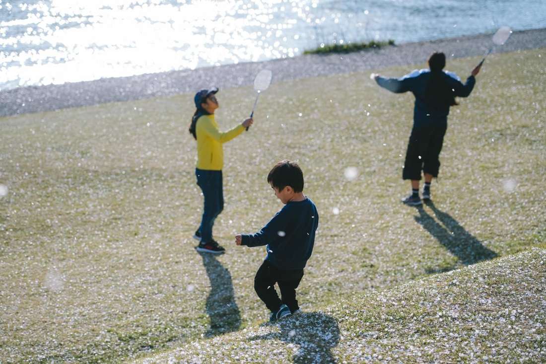 海辺の広場で遊ぶ子どもたち
