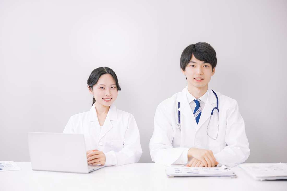 並んで座る医師とスタッフ
