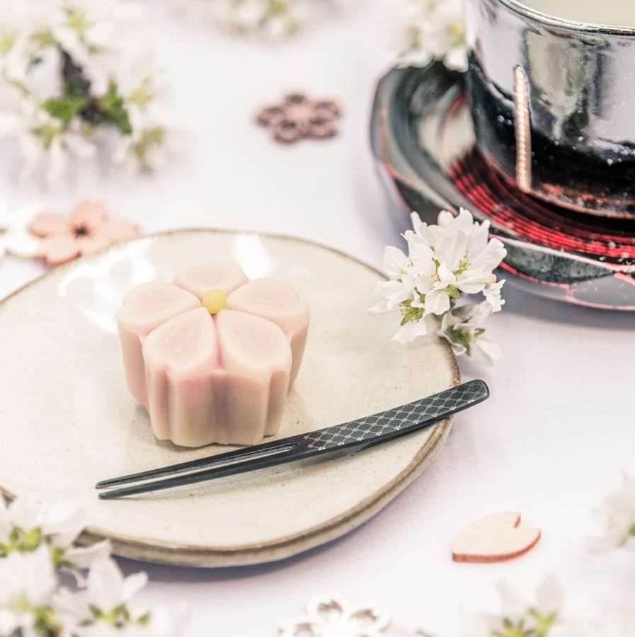 桜の形の和菓子とお茶