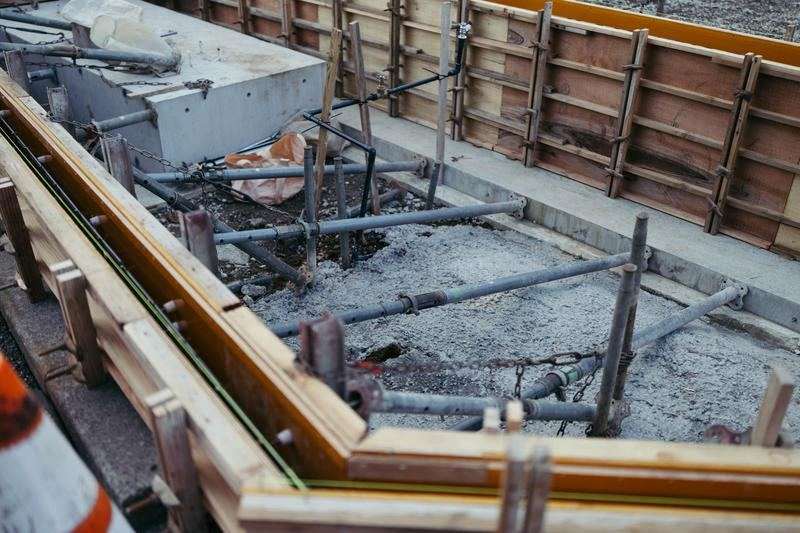 木製型枠と単管パイプの基礎工事現場