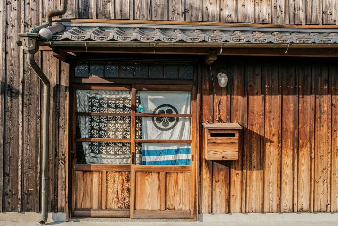 木の格子戸がある古い木造の建物