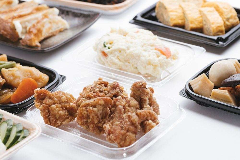 唐揚げやポテトサラダなどのお惣菜