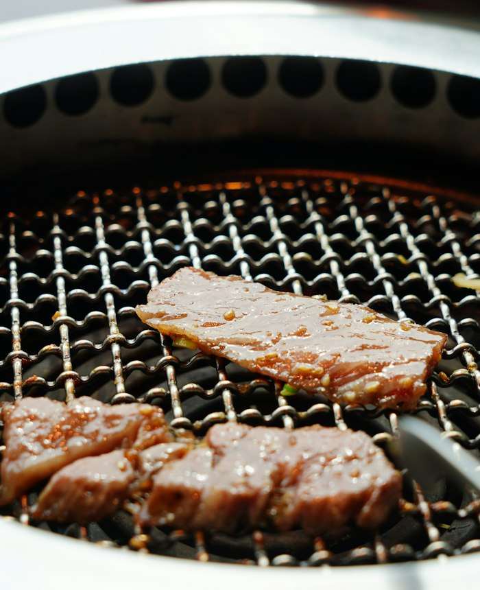 網の上で焼ける肉