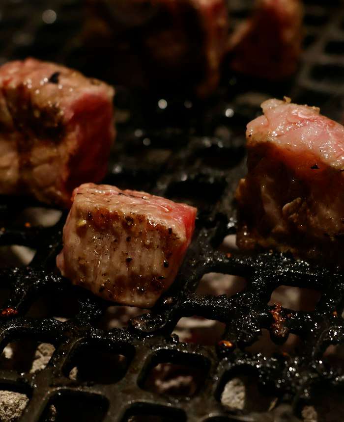 炭火で焼ける角切りの肉